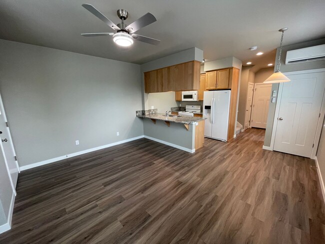 Building Photo - NEW 4 Bedroom / 4.5 Bath Duplex. A/C in ev...