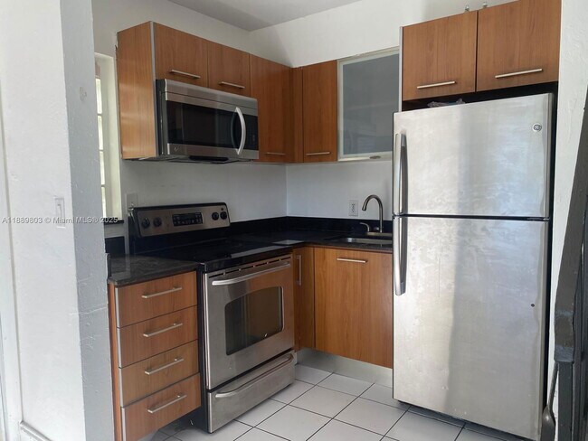 Foto del edificio - 421 NE 68th St