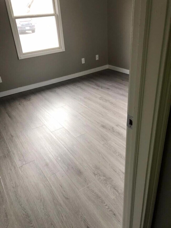 Building Photo - Very Nice 2 Bedroom 1 Bath Duplex