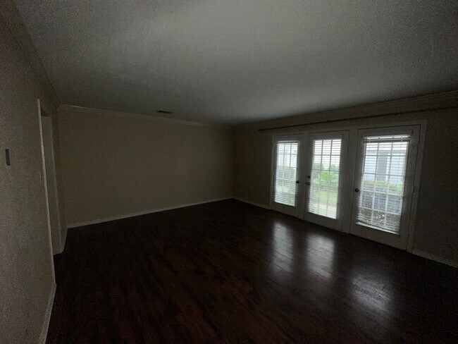 Building Photo - Recently Updated 2 Bedroom 1.5 Bathrooms i...