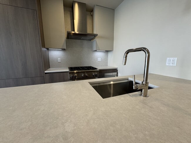 Building Photo - 300 Franklin St