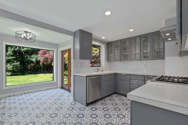 Building Photo - Cozy Cape Cod in Sought After Arroyo Heights
