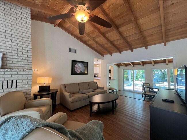 Foto del edificio - 500 S Riverside Dr
