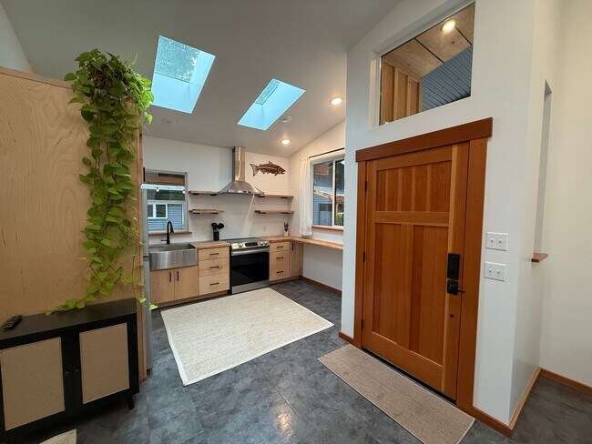 Foto del edificio - Furnished Modern Home for Rent – 2 Bedroom...