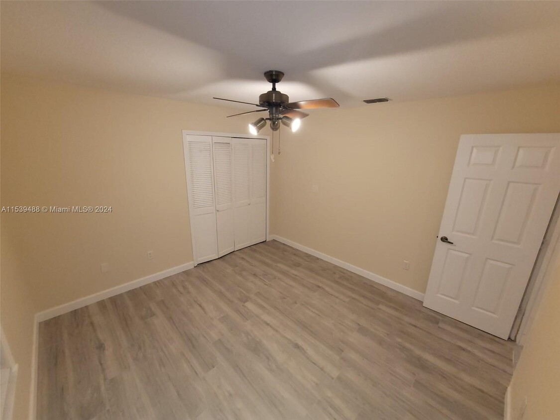 Foto principal - 3560 Lakeshore Blvd