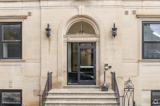 Building Photo - 343 W 4th St