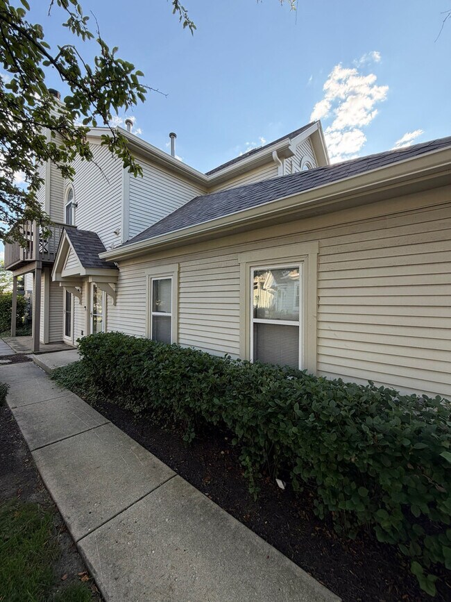Foto del edificio - 1216 Tennyson Ln