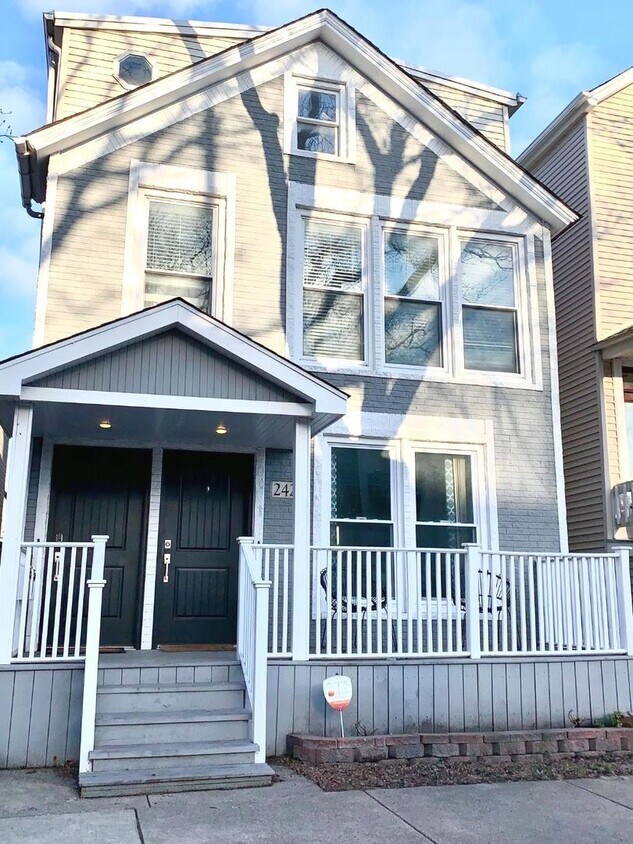Primary Photo - 2423 N Marshfield Ave