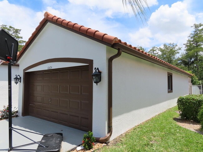 Building Photo - 10674 Oak Bend Way