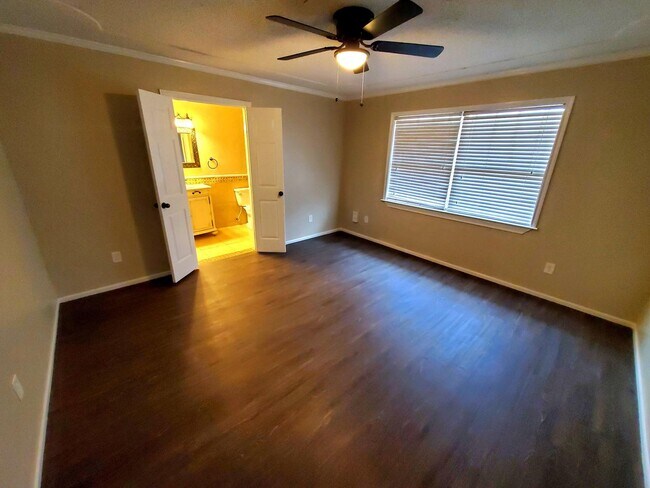 Foto del edificio - Spacious and Gorgeous 3/2 in Northwest Lub...