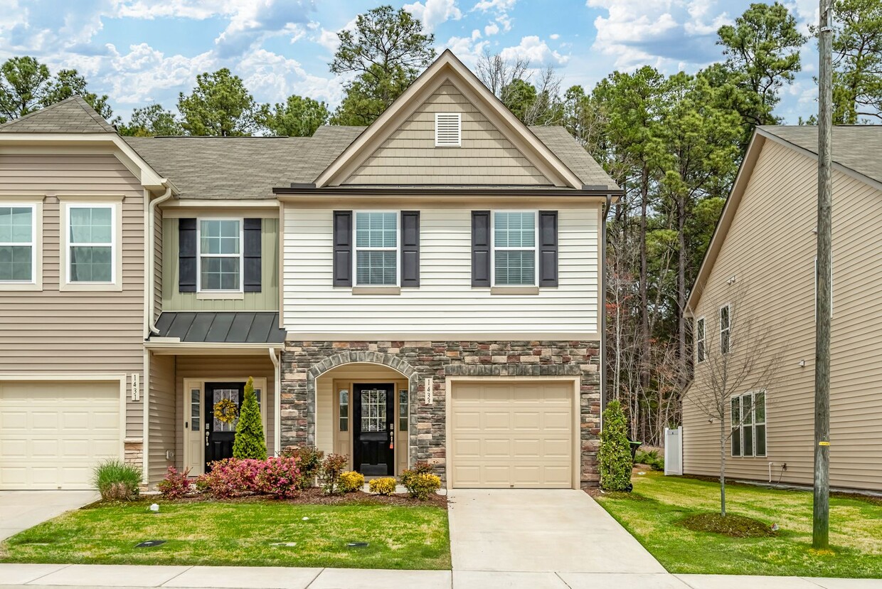 Primary Photo - Beautiful End Unit Townhome minutes away f...