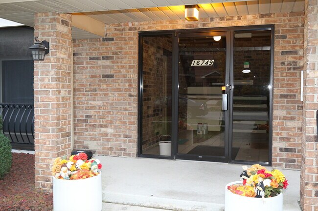 Foto del edificio - 16749 Paxton Ave