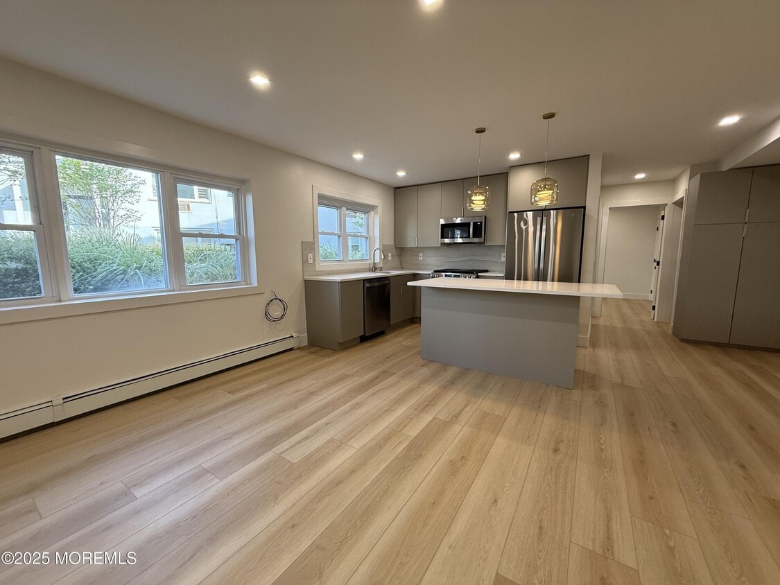 Foto principal - 1217 Ocean Ave N