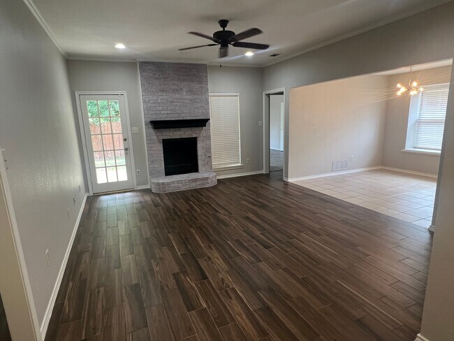 Foto del edificio - 4904 Timberview Dr