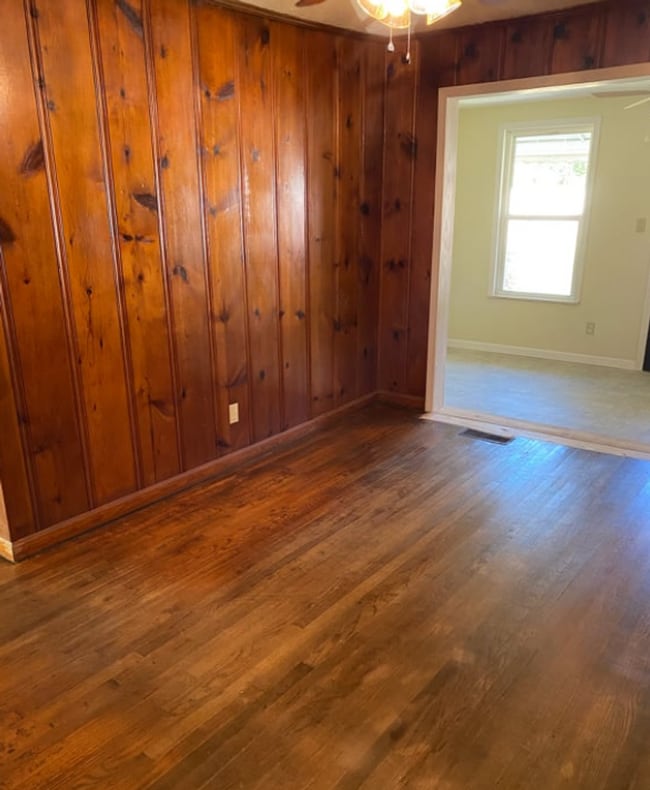 Building Photo - 3-Bedroom Home with Gated Backyard – Close...