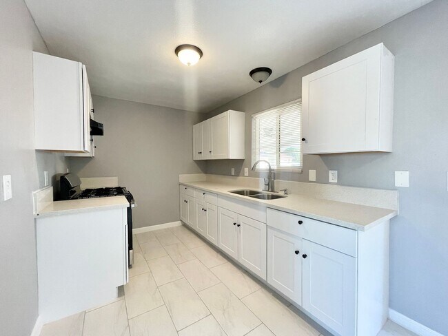 Building Photo - AVAILABLE NOW! 2 Bedroom 1 Bathroom Home i...