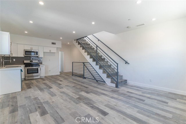 Foto del edificio - 5144 Riverton Ave