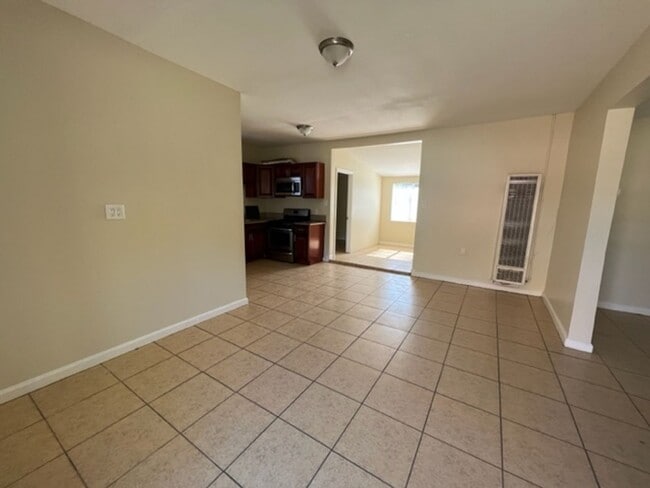 Building Photo - 3 bedroom 1 bathroom home located in San B...