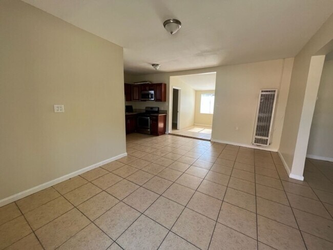 Foto del edificio - 3 bedroom 1 bathroom home located in San Bernardino, CA