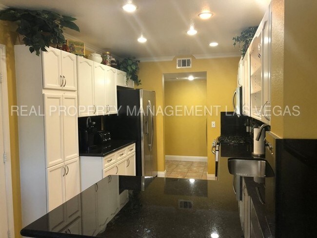Foto del edificio - BEAUTIFUL 2 BEDROOM TOWNHOUSE!