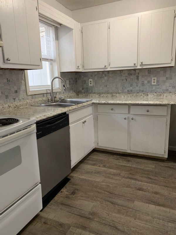 Foto principal - 4121 Oakwood Village Drive - B