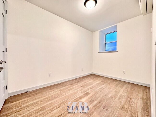 Foto del edificio - 64 W 107th St