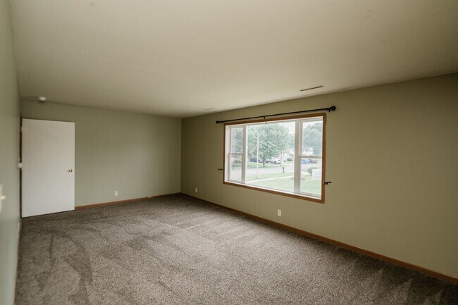 Building Photo - 2 bedroom / 2 bathroom Townhouse for rent ...