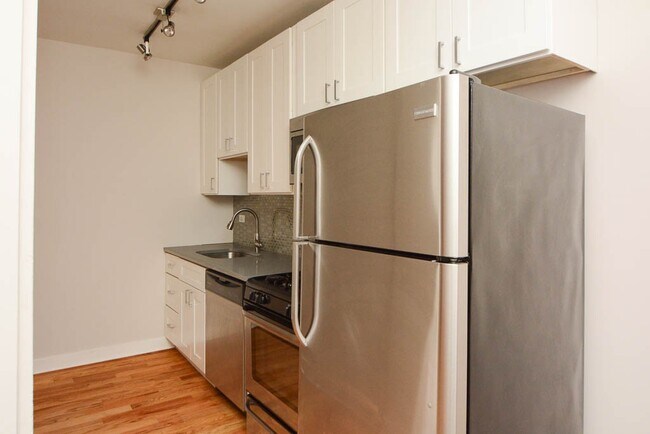 Foto del edificio - 2423 N Kedzie Blvd