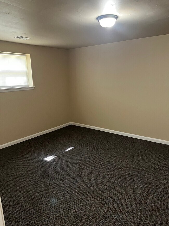 Foto del edificio - 8939 Caenen Lake Rd