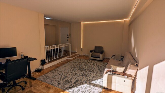 Foto del edificio - 98-26 64th Ave
