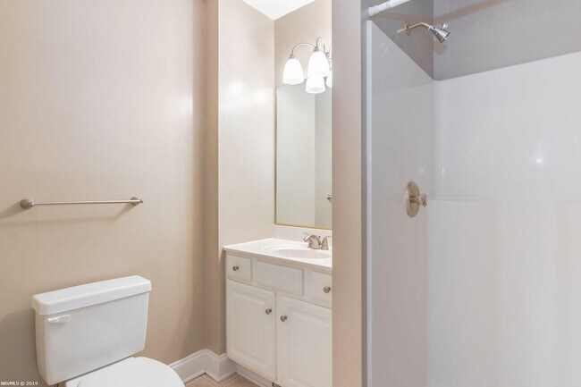 Front bedroom bathroom/shower - 355 Willow Oak Dr NW