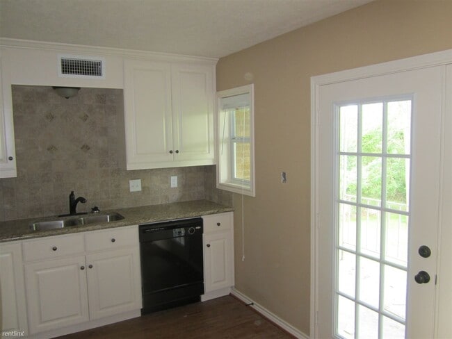 Building Photo - 2 br, 1 bath 4plex - 503 Foch St 3