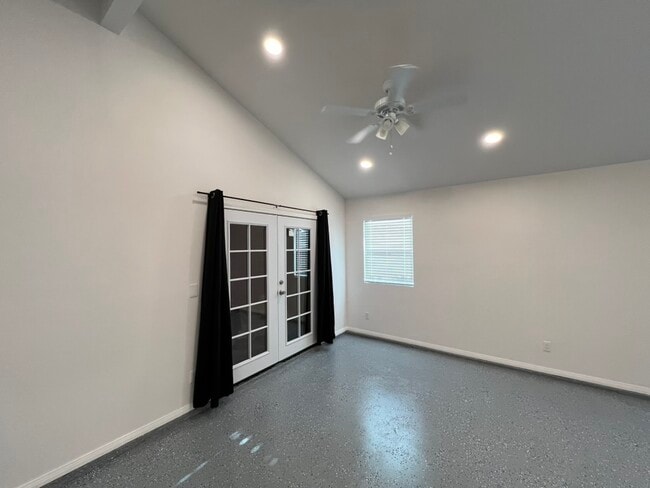 Foto del edificio - 469 W 2nd St