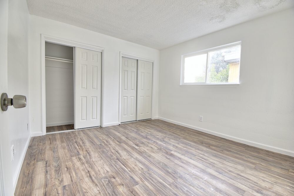 Foto del edificio - 227 W Poplar 1