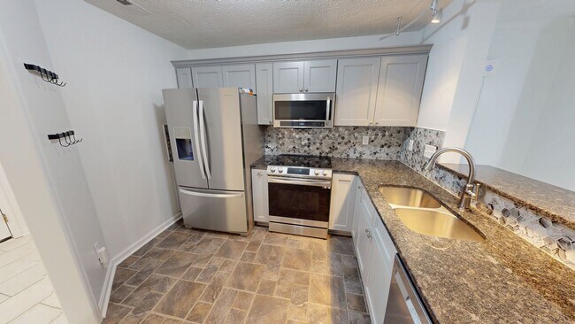 Foto del edificio - 3 Bedroom Condo in Kings Grant w/ Luxury Updates!