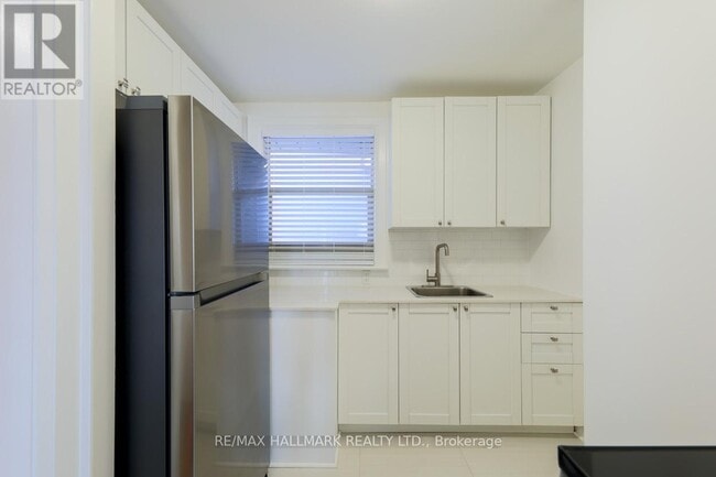 Building Photo - 659 Kipling Ave