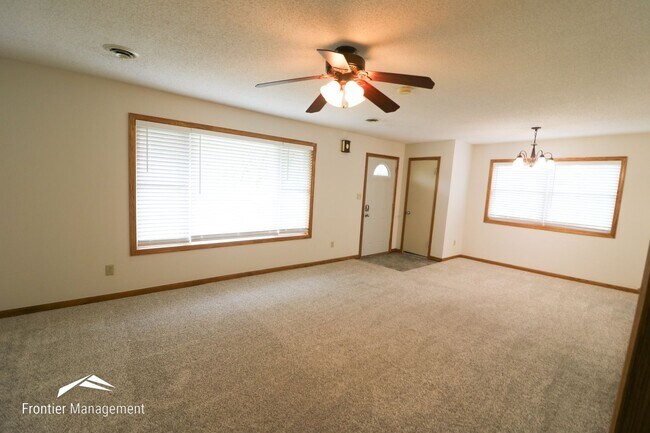 Foto del edificio - Three Bedroom Home Near Westloop Shopping ...