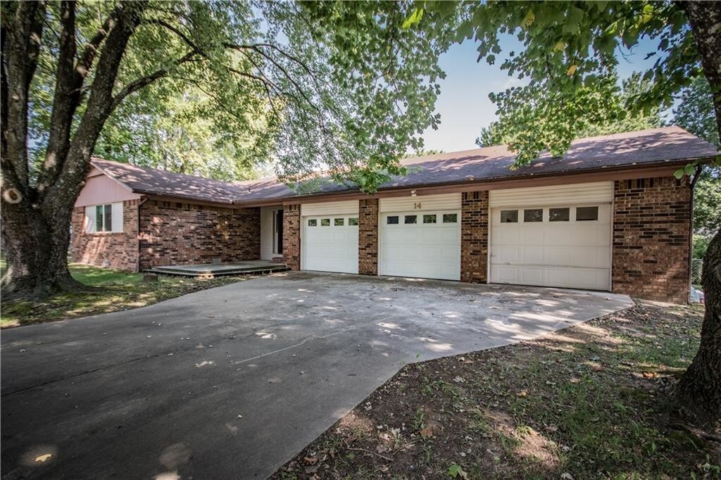 Primary Photo - 14 Meadowbrook Cir