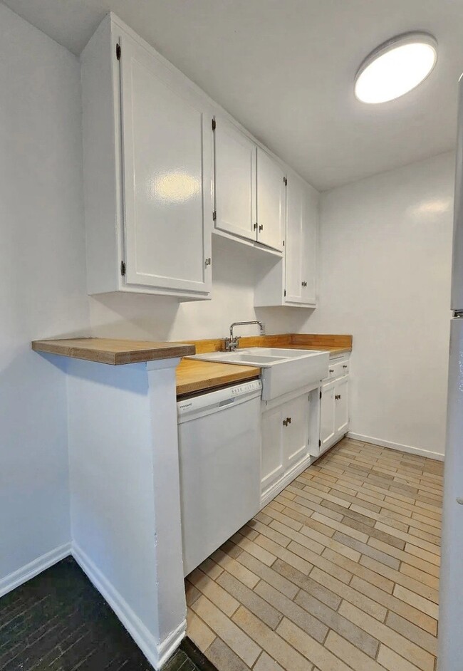 Building Photo - 1940 S Beverly Glen Blvd