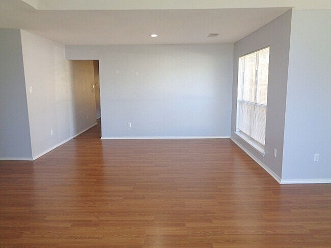 Building Photo - 3 Bedrooms, 2 Bathrooms, 2 Car Garage in G...
