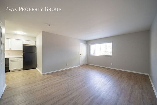 Building Photo - 651 Riverview Dr
