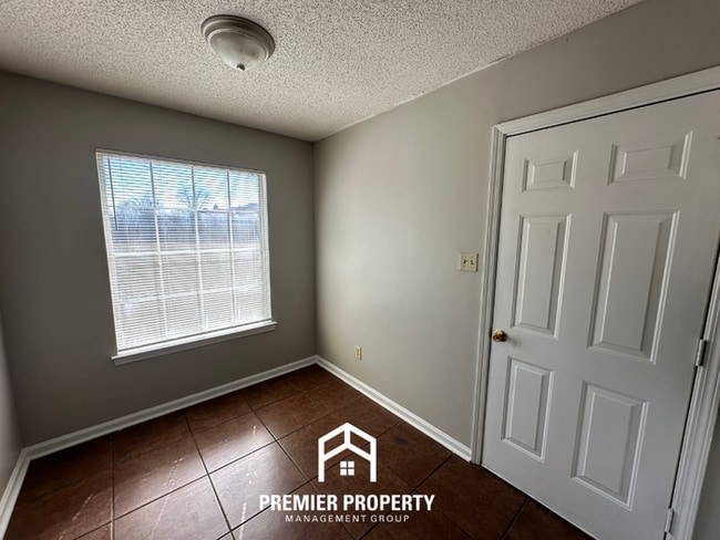 Building Photo - 3BR/2BA Home w/ 2-Car Garage, Vaulted Ceilings & Fireplace in Memphis