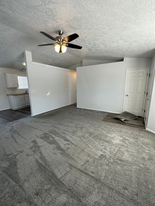 Foto del edificio - THIS IS A LEASE TAKEOVER, PLEASE CONTACT THE CURRENT TENANT, TANNER @ 801-688-4161 - Cute 3 Bed 1...