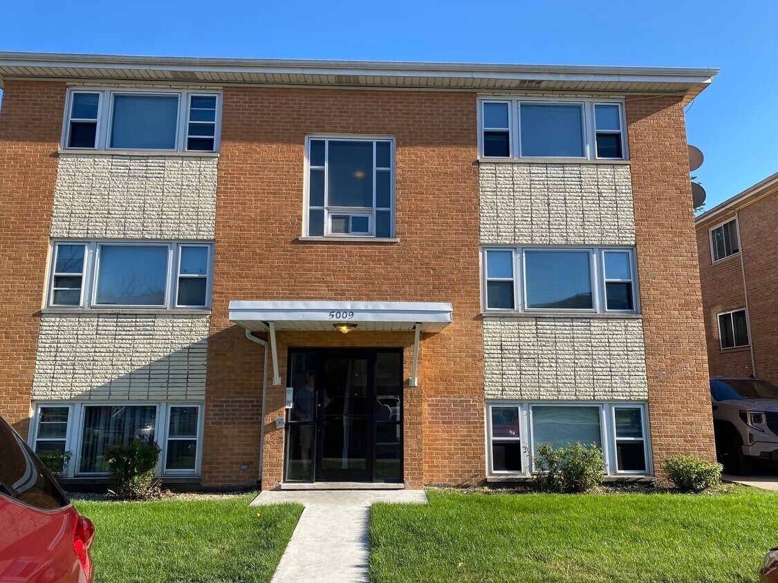 Primary Photo - 5009 N River Rd