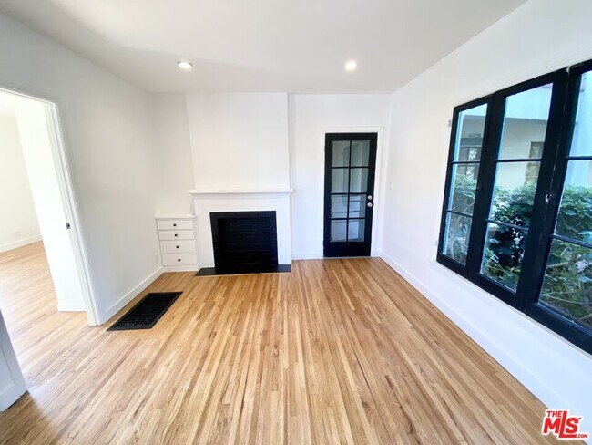 Foto del edificio - 7956 Norton Ave