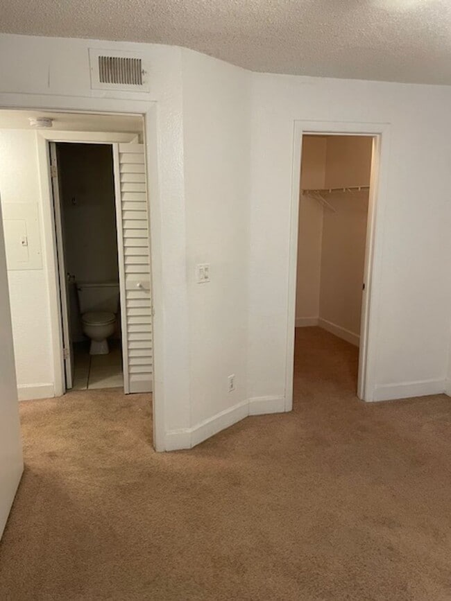Building Photo - Lexington Place One Bedroom Condo