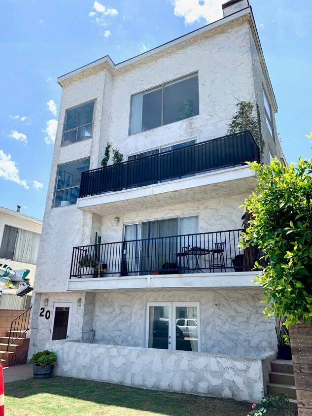 20 Topsail St Unit 1, Marina Del Rey, CA 90292 Apartments in Marina