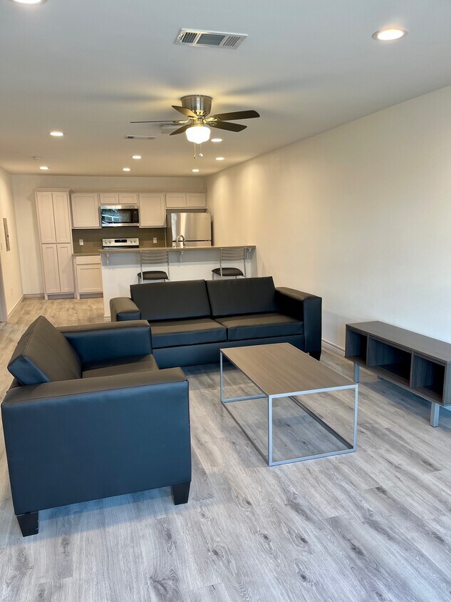 Foto principal - 290 S McIlhaney St