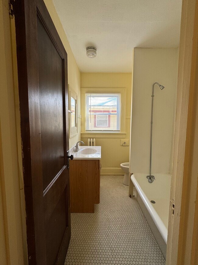 Baño - 2921 High St