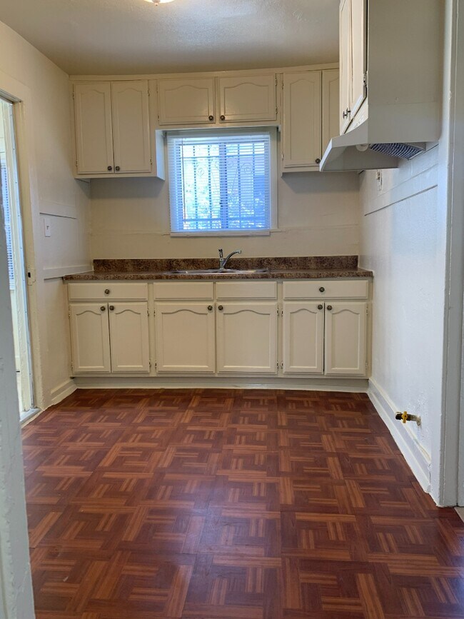 Building Photo - MODERN 2BED/2BATH APARTMENT WITH WASHER/DR...